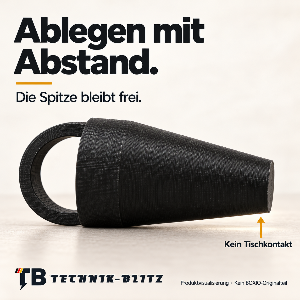 Schwarzer TPU-Stöpsel für BOXIO TOILET seitlich abgelegt: Die schmale Spitze bleibt über der Tischfläche. Produktvisualisierung von Technik-Blitz.