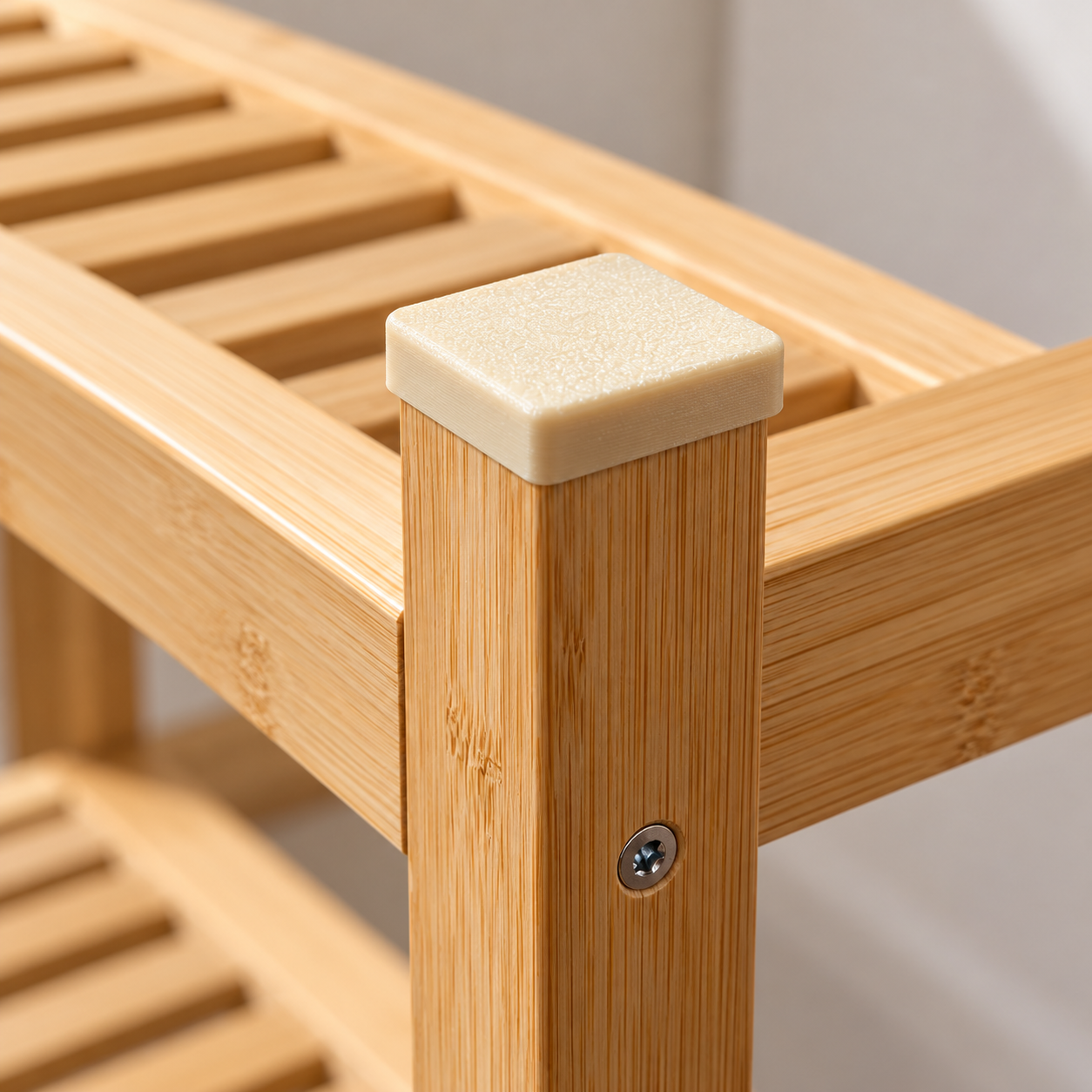 Beige Abdeckkappe auf dem quadratischen Pfosten eines IKEA VASSKÄR Schuhregals